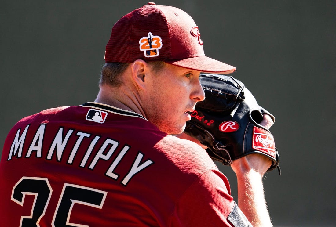 Arizona Diamondbacks pitcher Joe Mantiply (35) throws in the bullpen during the first day of spring training workouts at Salt River Fields in Scottsdale on Feb. 15, 2023.

Mlb Diamondbacks First Workout