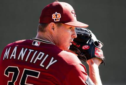 Arizona Diamondbacks pitcher Joe Mantiply (35) throws in the bullpen during the first day of spring training workouts at Salt River Fields in Scottsdale on Feb. 15, 2023.

Mlb Diamondbacks First Workout