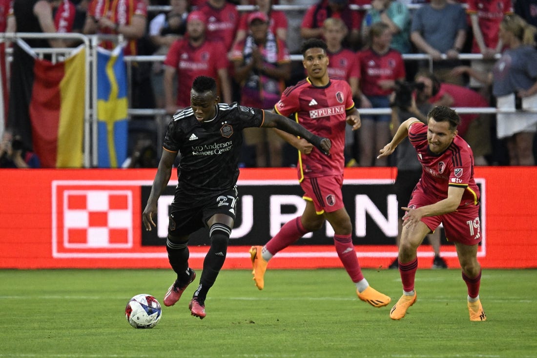 Jun 3, 2023; St. Louis, Missouri, USA; Houston Dynamo midfielder Luis Caicedo (27) runs with the ball during the first half at CITYPARK. Mandatory Credit: Scott Rovak-USA TODAY Sports