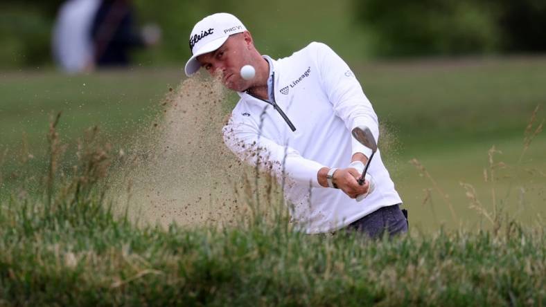 Jun 14, 2023; Los Angeles, California, USA; Justin Thomas hits a ball out from a bunker on the 16th hole during a practice round of the U.S. Open golf tournament at Los Angeles Country Club. Mandatory Credit: Kiyoshi Mio-USA TODAY Sports