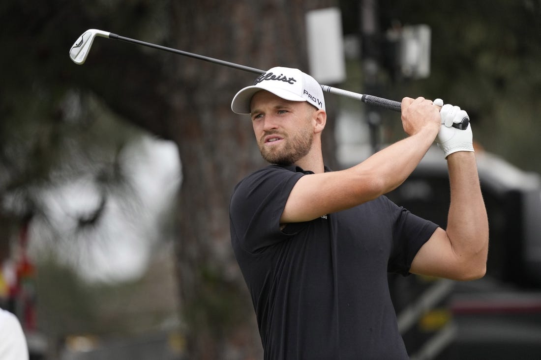 Jun 16, 2023; Los Angeles, California, USA; Wyndham Clark hits on the 11th tee during the second round of the U.S. Open golf tournament. Mandatory Credit: Michael Madrid-USA TODAY Sports