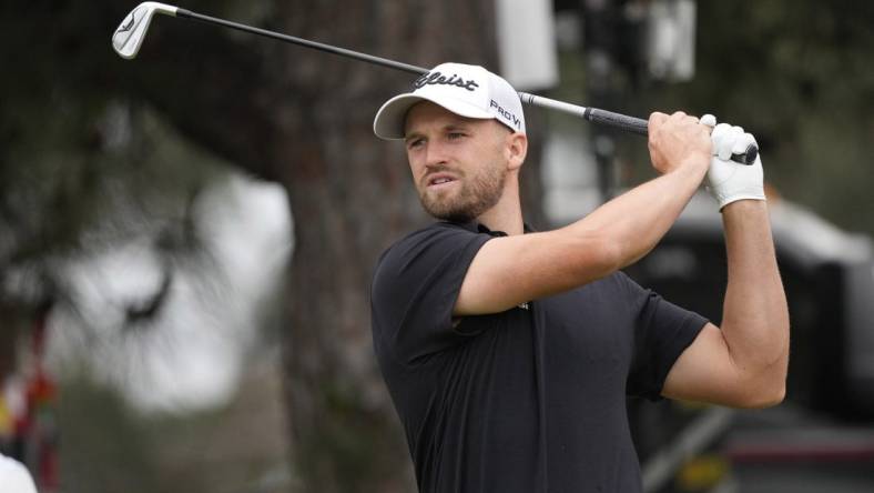 Jun 16, 2023; Los Angeles, California, USA; Wyndham Clark hits on the 11th tee during the second round of the U.S. Open golf tournament. Mandatory Credit: Michael Madrid-USA TODAY Sports