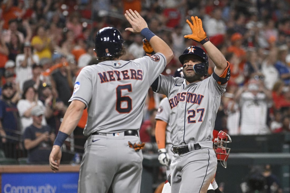 Astros score five in the eighth to get past Cardinals