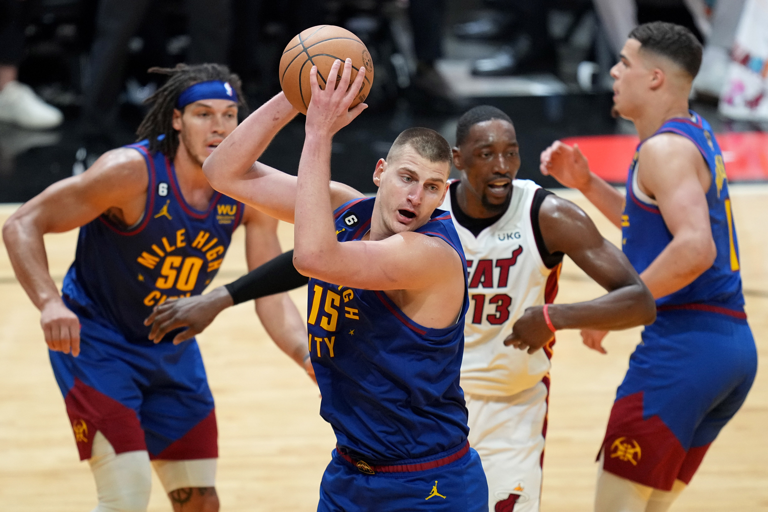 Nikola Jokic's 34-point triple-double paces Nuggets over Lakers in