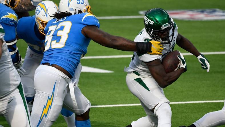 Nov 22, 2020; Inglewood, California, USA; New York Jets running back Frank Gore (21) runs past Los Angeles Chargers defensive tackle Justin Jones (93) during the first quarter at SoFi Stadium. Mandatory Credit: Robert Hanashiro-USA TODAY Sports