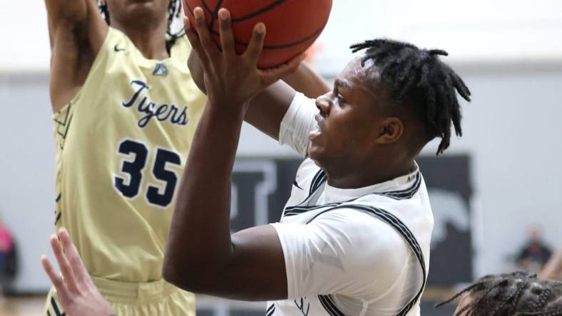 Houston's Ahmad Nowell looks to pass the ball as Arlington's Philip Dotson, right, and Javar Daniel defend during their game at Houston High School on Friday, Jan. 29, 2021.

Jrca3197