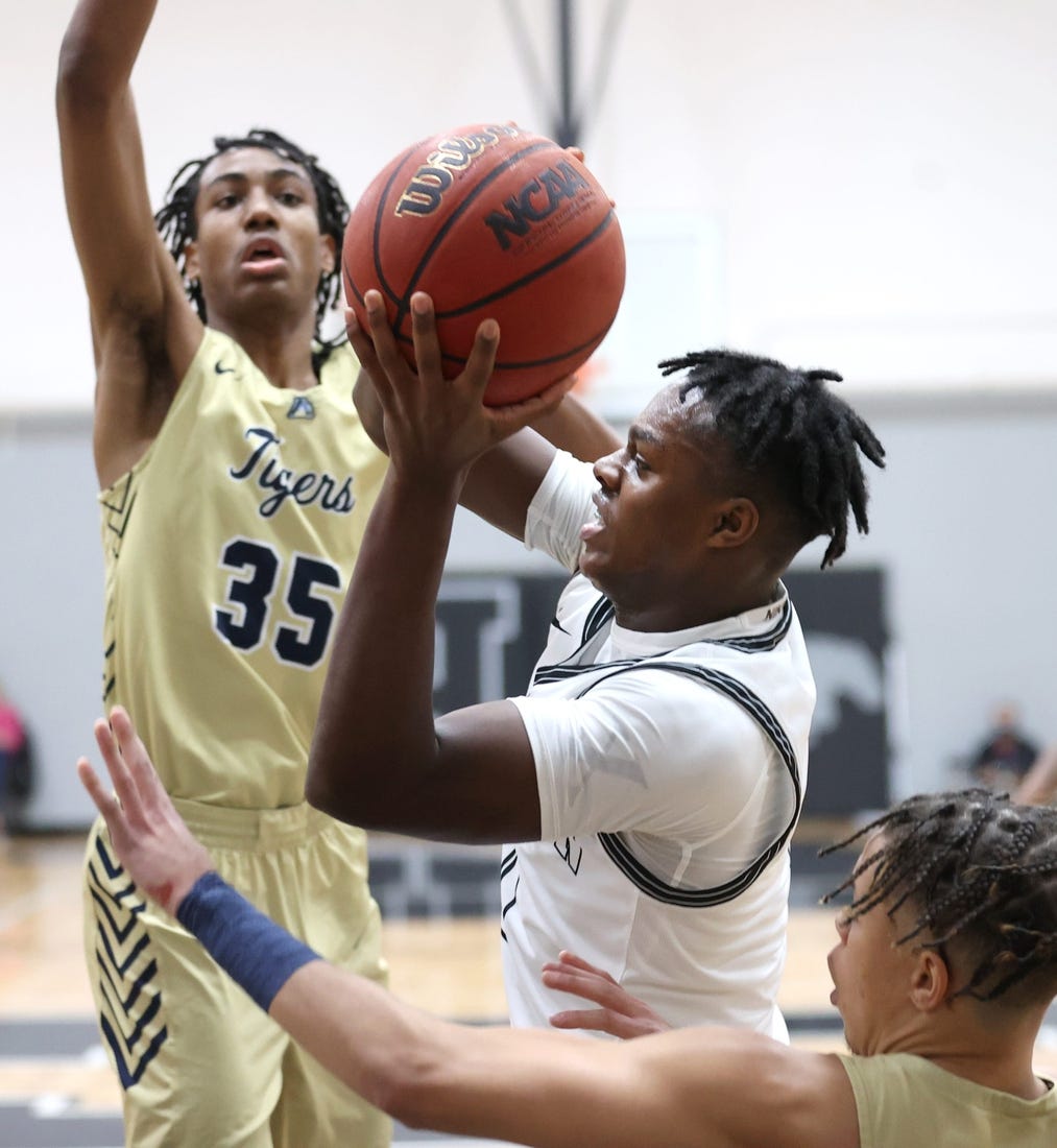 Houston's Ahmad Nowell looks to pass the ball as Arlington's Philip Dotson, right, and Javar Daniel defend during their game at Houston High School on Friday, Jan. 29, 2021.

Jrca3197