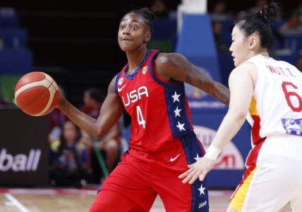Oct 1, 2022; Sydney, AUS;  USA player Jewell Loyd (4) passes against China in the first quarter at Sydney SuperDome. Mandatory Credit: Yukihito Taguchi-USA TODAY Sports