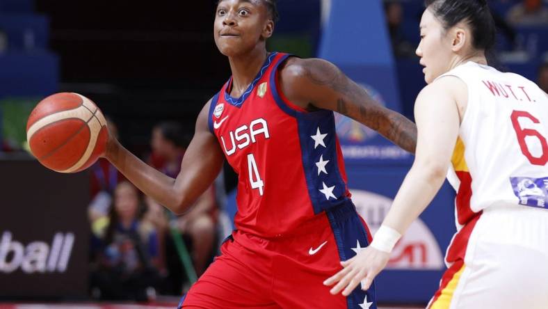 Oct 1, 2022; Sydney, AUS;  USA player Jewell Loyd (4) passes against China in the first quarter at Sydney SuperDome. Mandatory Credit: Yukihito Taguchi-USA TODAY Sports