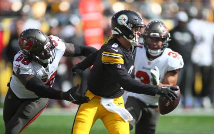 Kenny Pickett (8) of the Pittsburgh Steelers avoids being sacked by Shaquil Barrett (58) of the Tampa Bay Buccaneers during the first half at Acrisure Stadium in Pittsburgh, PA on October 16, 2022.

Pittsburgh Steelers Vs Tampa Bay Buccaneers Week 6