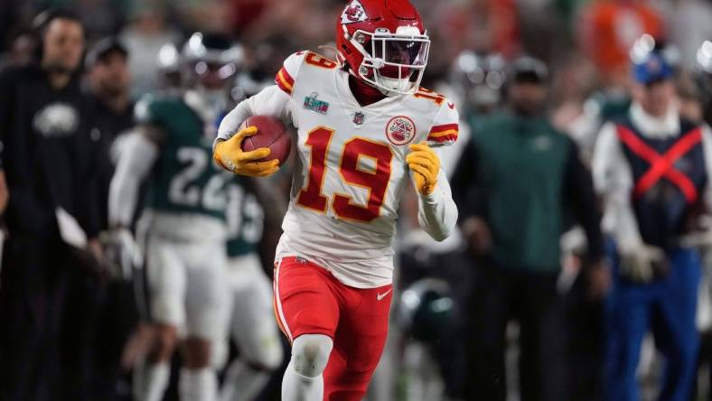 Feb 12, 2023; Glendale, Arizona, USA; Kansas City Chiefs wide receiver Kadarius Toney (19) carries the ball on a 65-yard punt return against the Philadelphia Eagles in the fourth quarter of Super Bowl 57 at State Farm Stadium. The Chiefs defeated the Eagles 38-35. Mandatory Credit: Kirby Lee-USA TODAY Sports