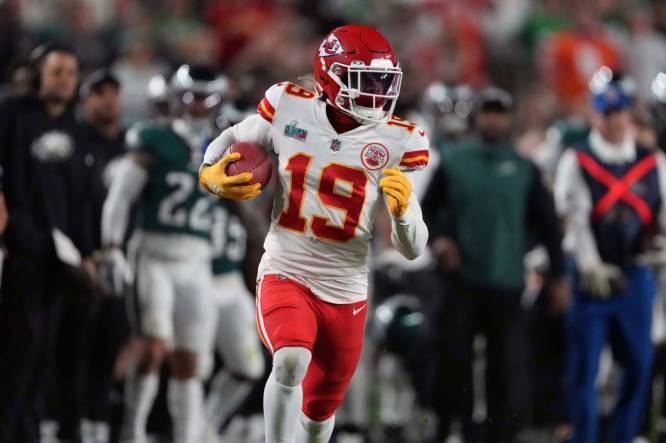 Chiefs WR Kadarius Toney injures knee prior to practice