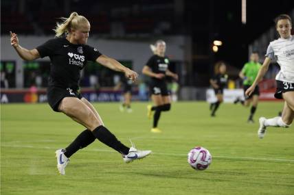 May 10, 2023; Washington, D.C., USA; Washington Spirit attacker Civana Kuhlmann (20) passes the ball as Orlando Pride defender Brianna Mart nez (32) defends in the second half of a UKG Challenge Cup match at Audi Field. Mandatory Credit: Geoff Burke-USA TODAY Sports