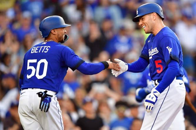 Muncy homers in Dodgers' 5-2 victory over Pirates