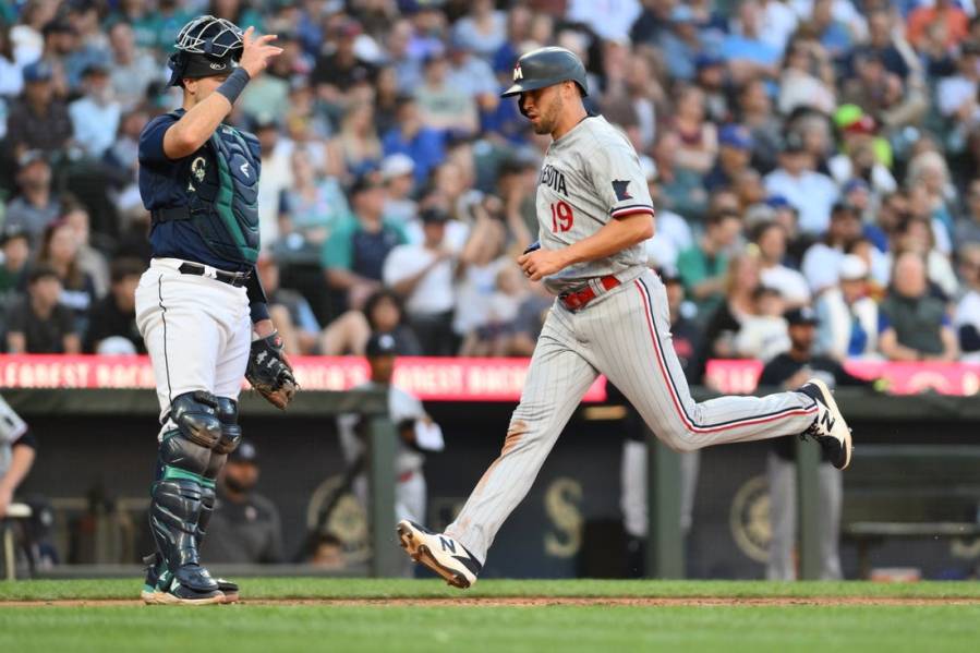 Wilmer Flores hits 2 more HRs as Giants outlast Reds 11-10