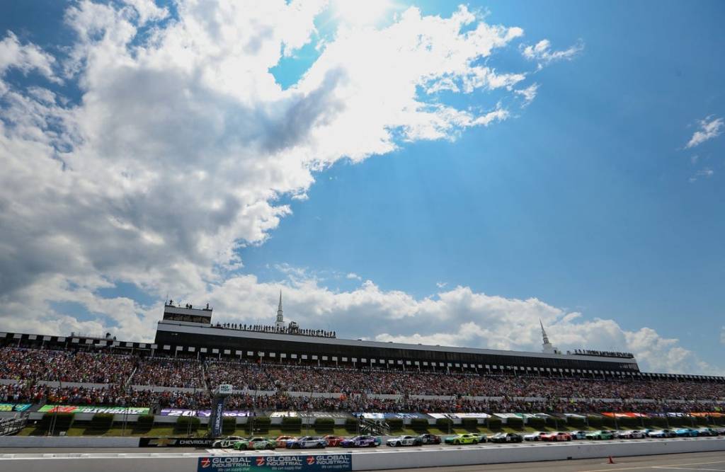 Jul 23, 2023; Long Pond, Pennsylvania, USA; NASCAR Cup Series driver William Byron (24) leads the field to the green flag to start the HighPoint.com 400 at Pocono Raceway. Mandatory Credit: Matthew O'Haren-USA TODAY Sports