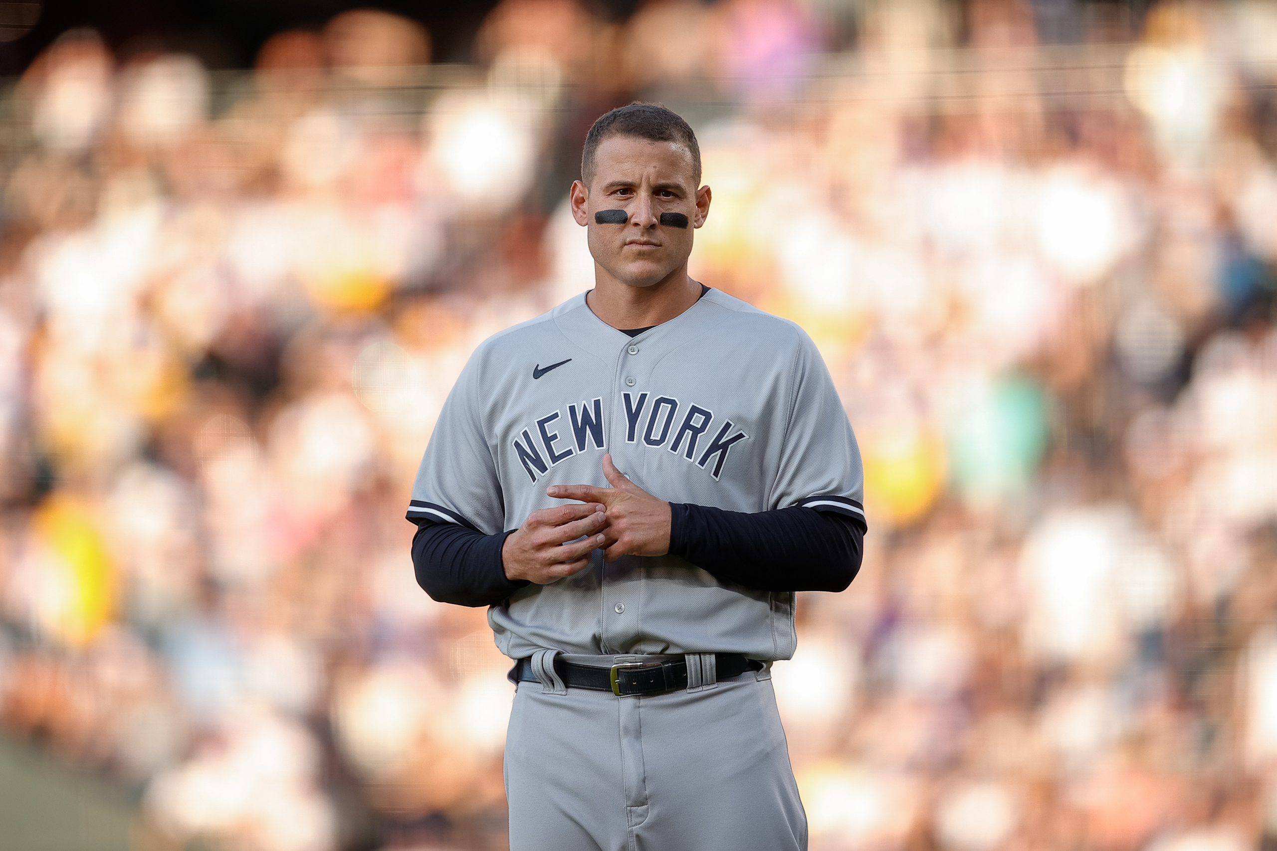 Should the New York Yankees implement an alternate jersey?