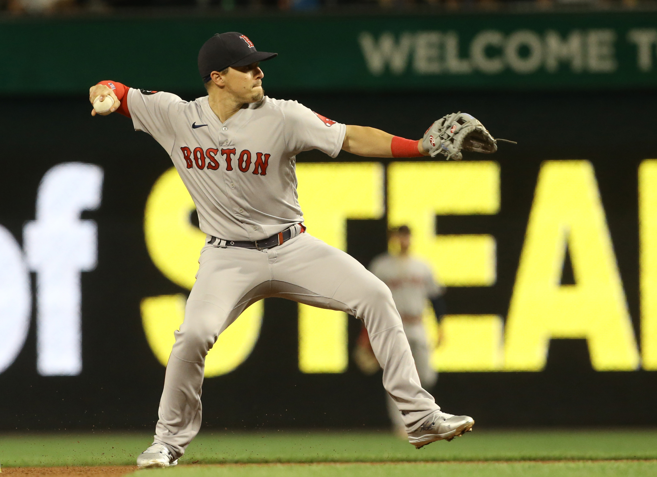 Red Sox Kike Hernandez is traded to Dodgers for pair of pitchers