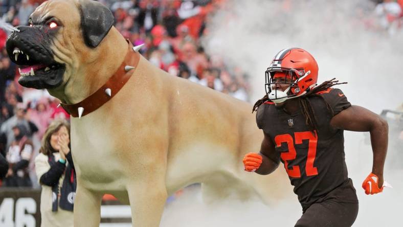 Cleveland Browns running back Kareem Hunt (27) takes the field before an NFL football game against the Tampa Bay Buccaneers at FirstEnergy Stadium, Sunday, Nov. 27, 2022, in Cleveland, Ohio.

Browns27jl 27