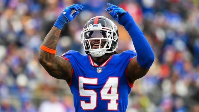 Dec 4, 2022; East Rutherford, New Jersey, USA; New York Giants linebacker Jaylon Smith (54) gestures to the crowd against the Washington Commanders during the second half at MetLife Stadium. Mandatory Credit: Rich Barnes-USA TODAY Sports