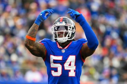 Dec 4, 2022; East Rutherford, New Jersey, USA; New York Giants linebacker Jaylon Smith (54) gestures to the crowd against the Washington Commanders during the second half at MetLife Stadium. Mandatory Credit: Rich Barnes-USA TODAY Sports