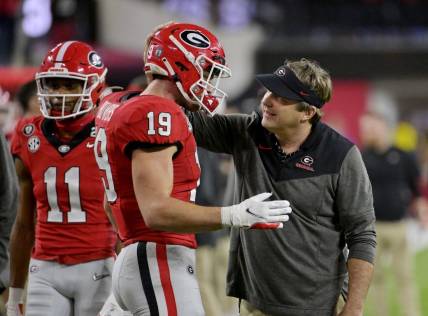 Georgia Bulldogs head coach Kirby Smart talks with tight end Brock Bowers (19) during the second half in the CFP national championship game against the TCU Horned Frogs at SoFi Stadium. Mandatory Credit: Jayne Kamin-Oncea-USA TODAY Sports