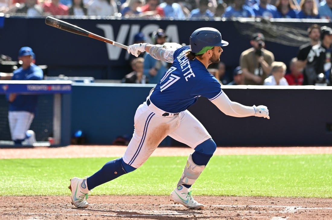 Blue Jays' Bo Bichette leaves game with right knee discomfort