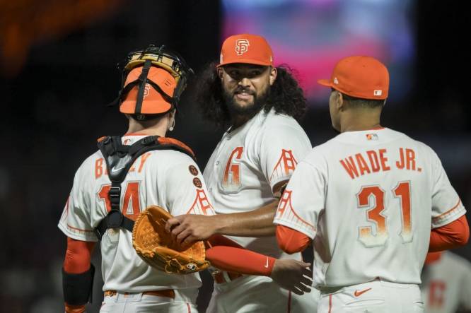 SF Giants' LaMonte Wade Jr. homers off Ketel Marte's glove