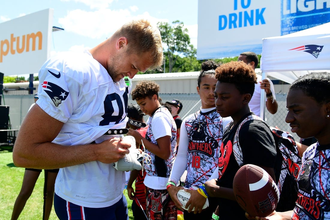 Former Dolphins tight end Mike Gesicki signing with New England