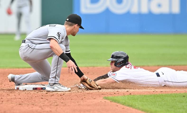 Chicago White Sox shortstop Elvis Andrus throws out Cleveland