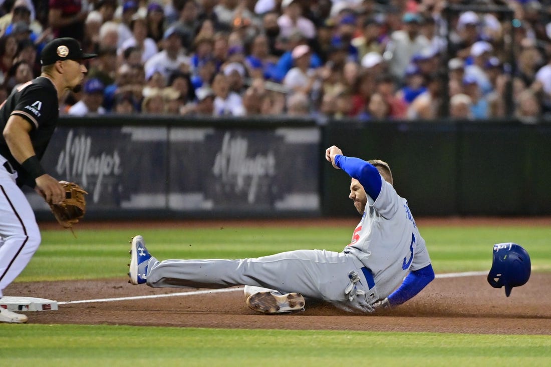 Los Angeles Dodgers' David Peralta (6) runs to first base during a