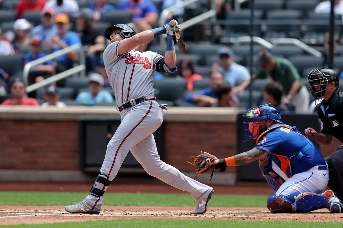 Albies' 3-run homer in the 8th gives the Braves a 4-2 v