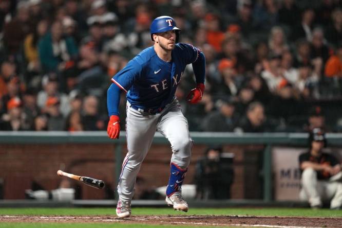 Rangers collect 16 hits in overwhelming Giants