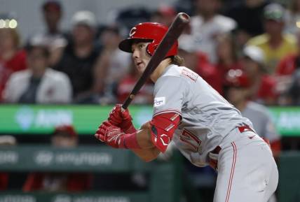 Cardinals earn split with Reds