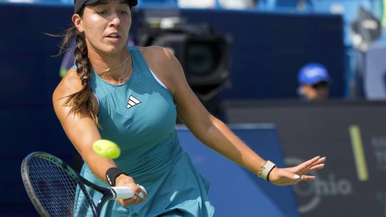 Aug 16, 2023; Mason, OH, USA; Jessica Pegula, of the United States, hits a forehand to Martina Trevisan, of Italy, during the Western & Southern Open at Lindner Family Tennis Center. Mandatory Credit: Carter Skaggs-USA TODAY Sports