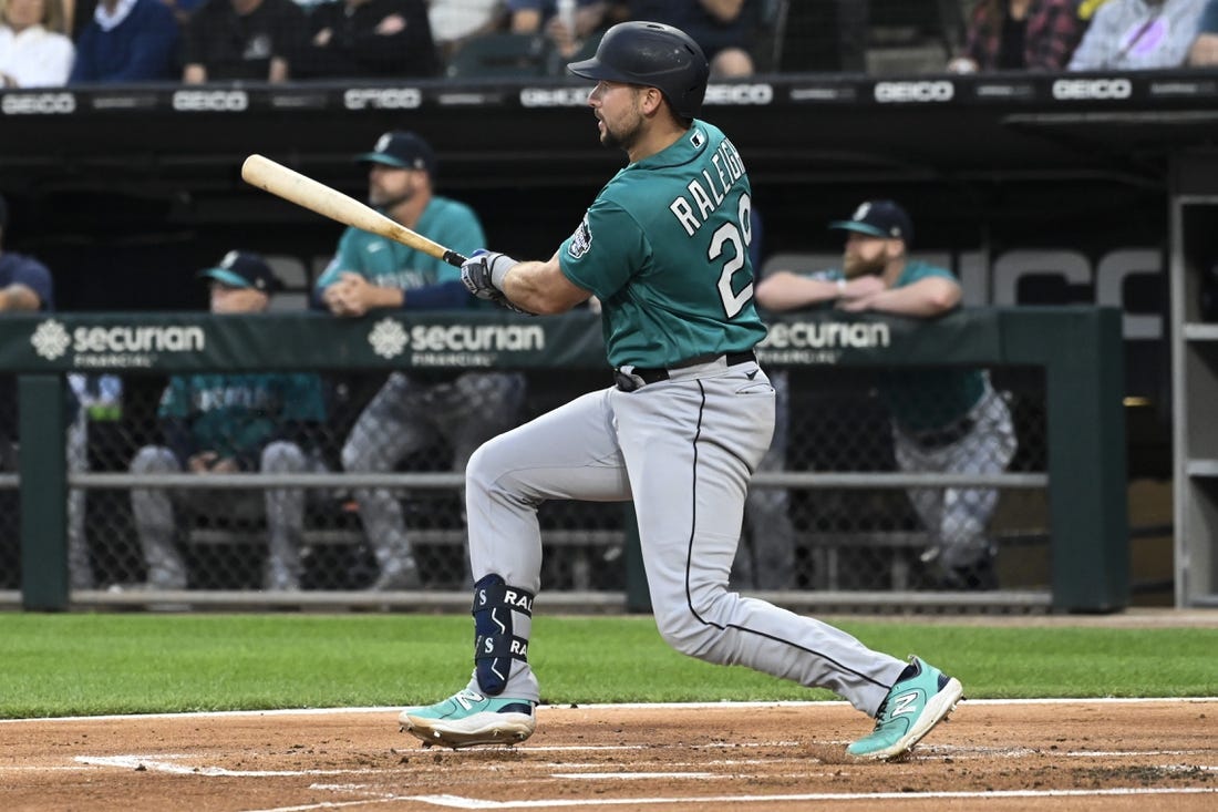 Cal Raleigh stars as Seattle Mariners pound Chicago White Sox 14-2 for 7th  straight win - ABC News