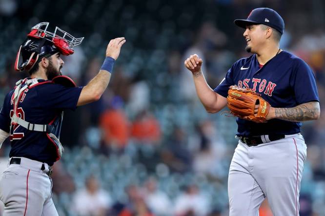 Mauricio Dubon's late HR lifts Astros past Athletics