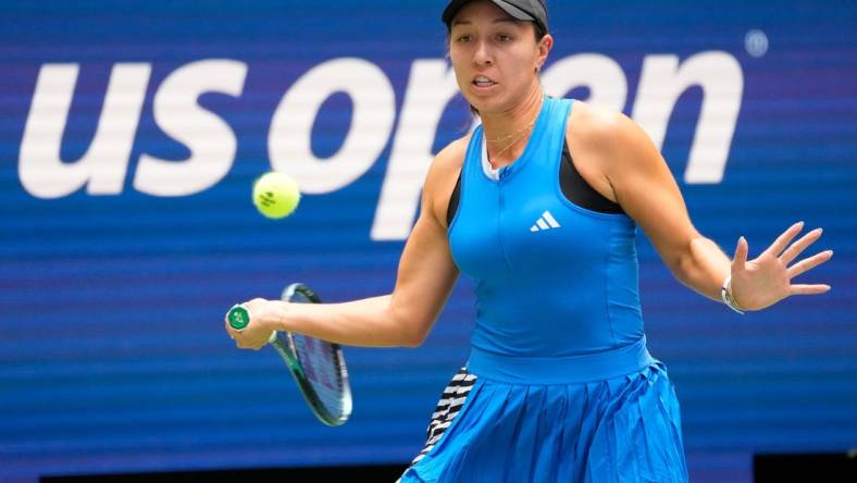 Aug 29, 2023; Flushing, NY, USA;  
Jessica Pegula of the USA hits to Camila Giorgi of Italy on day two of the 2023 U.S. Open tennis tournament at USTA Billie Jean King National Tennis Center.
Mandatory Credit: Robert Deutsch-USA TODAY Sports