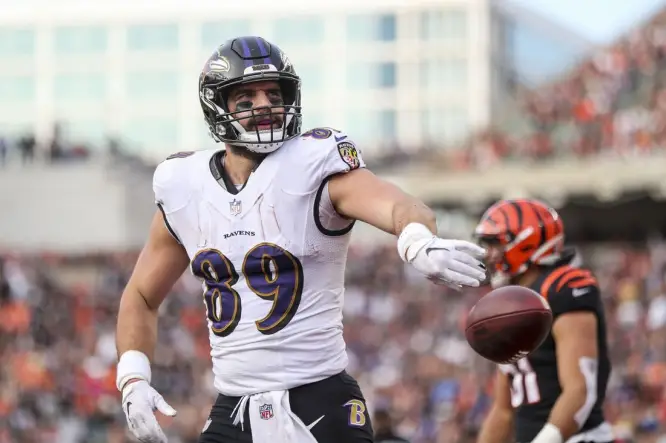 Baltimore Ravens tight end Mark Andrews (89) works out during NFL