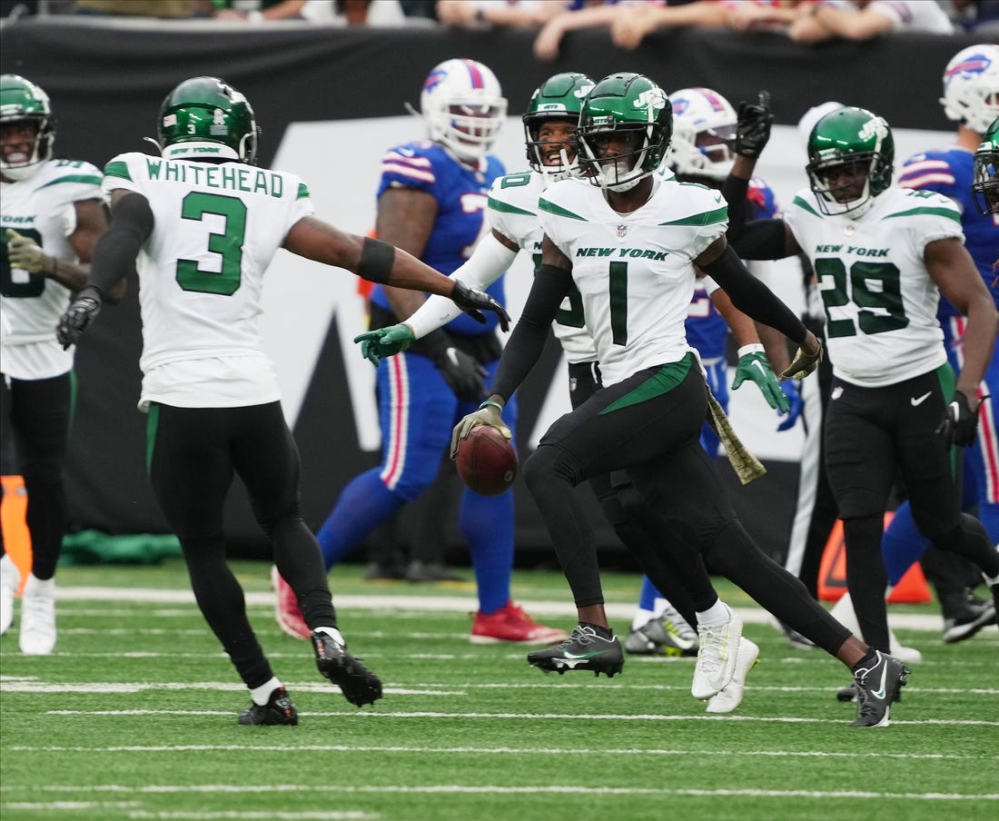 New York Jets cornerback Sauce Gardner (1) against the Buffalo