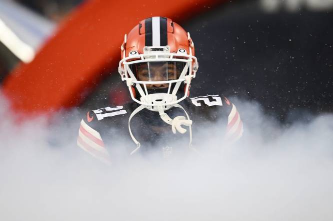 Dec 17, 2022; Cleveland, Ohio, USA; Cleveland Browns cornerback Denzel Ward (21) is introduced before the game between the Browns and the Baltimore Ravens at FirstEnergy Stadium. Mandatory Credit: Ken Blaze-USA TODAY Sports