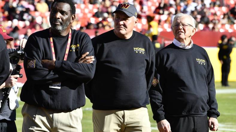 Jan 1, 2023; Landover, Maryland, USA; Washington Commanders former head coach Joe Gibbs and former quarterbacks Doug Williams (left) and Mark Rypien (center) on the field before the game at FedExField. Mandatory Credit: Brad Mills-USA TODAY Sports