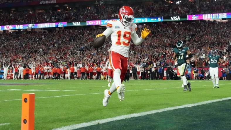 Kansas City Chiefs wide receiver Kadarius Toney (19) scores a touchdown against the Philadelphia Eagles during the fourth quarter in Super Bowl LVII at State Farm Stadium in Glendale on Feb. 12, 2023.

Nfl Super Bowl Lvii Kansas City Chiefs Vs Philadelphia Eagles