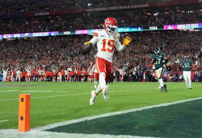 Kansas City Chiefs wide receiver Kadarius Toney (19) scores a touchdown against the Philadelphia Eagles during the fourth quarter in Super Bowl LVII at State Farm Stadium in Glendale on Feb. 12, 2023.

Nfl Super Bowl Lvii Kansas City Chiefs Vs Philadelphia Eagles