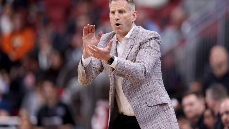 Mar 24, 2023; Louisville, KY, USA; Alabama Crimson Tide head coach Nate Oats during the first half of the NCAA tournament round of sixteen against the San Diego State Aztecs at KFC YUM! Center. Mandatory Credit: Jordan Prather-USA TODAY Sports