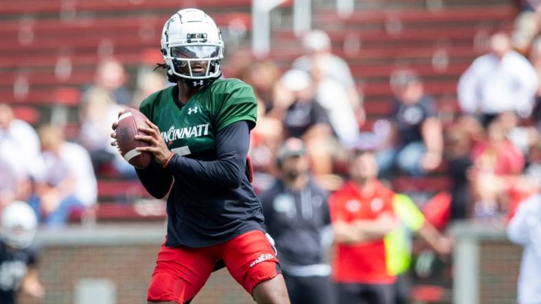 Cincinnati Bearcats quarterback Emory Jones (5) prepares to pass the ball during the Cincinnati Bearcats spring scrimmage at Nippert Stadium on Saturday, April 15, 2023.

Cincinnati Bearcats Football Spring Game April 15 2023