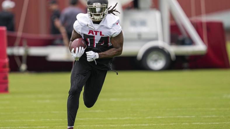 Jun 14, 2023; Flowery Branch, GA, USA; Atlanta Falcons running back Cordarrelle Patterson (84) runs with the ball during minicamp at IBM Performance Field.  Mandatory Credit: Dale Zanine-USA TODAY Sports