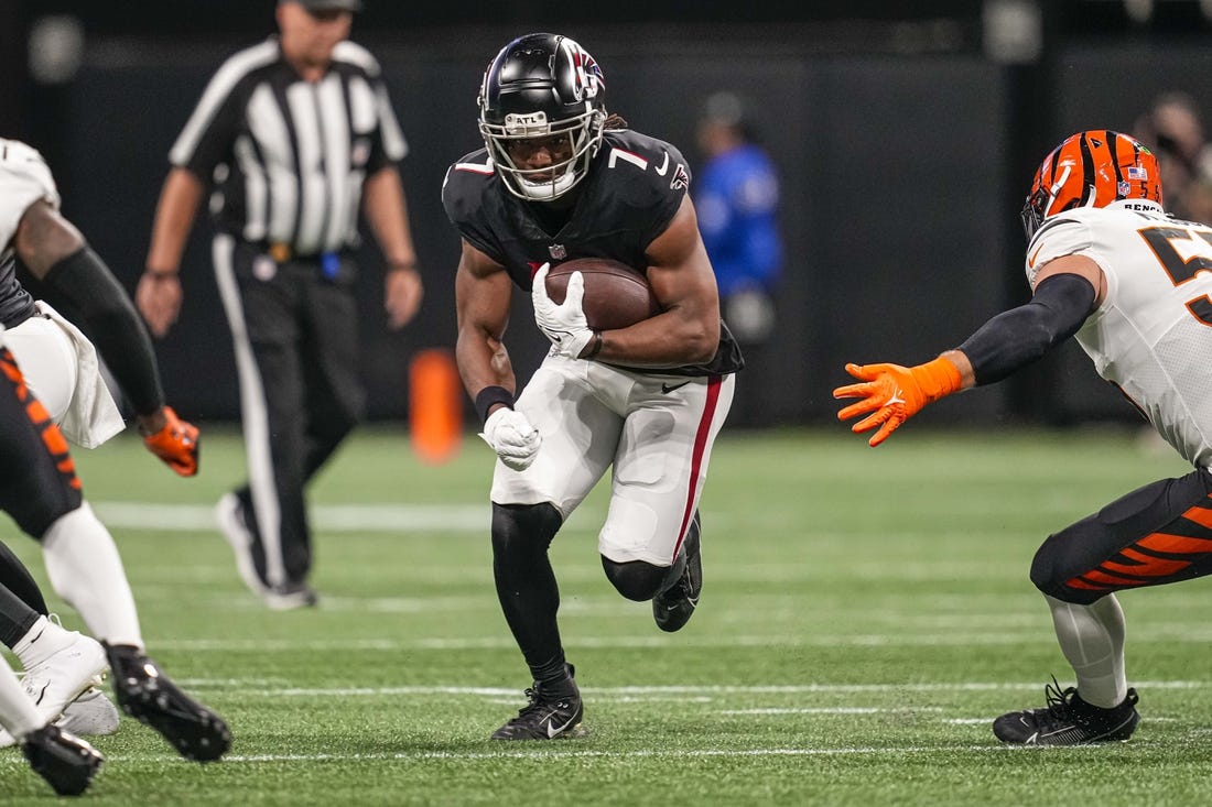 Aug 18, 2023; Atlanta, Georgia, USA; Atlanta Falcons running back Bijan Robinson (7) runs the ball against the Cincinnati Bengals during the first quarter at Mercedes-Benz Stadium. Mandatory Credit: Dale Zanine-USA TODAY Sports