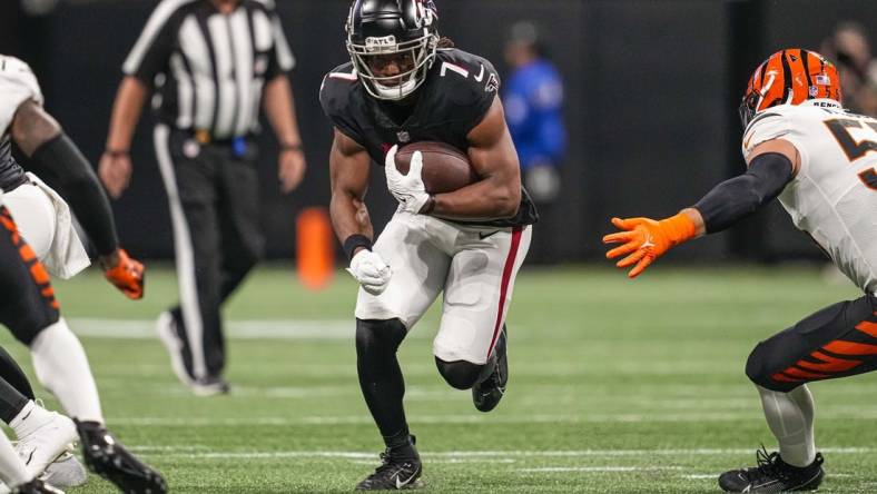 Aug 18, 2023; Atlanta, Georgia, USA; Atlanta Falcons running back Bijan Robinson (7) runs the ball against the Cincinnati Bengals during the first quarter at Mercedes-Benz Stadium. Mandatory Credit: Dale Zanine-USA TODAY Sports