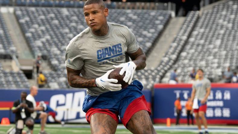 Aug 18, 2023; East Rutherford, NJ, USA; The Carolina Panthers vs. the New York Giants in an NFL preseason game at MetLife Stadium. New York Giants Darren Waller before the start of the game. Mandatory Credit: Michael Karas-The Record